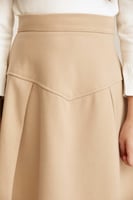 تنورة مزينة بكسرات