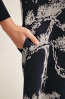 فستان واسع مزين بنقوش