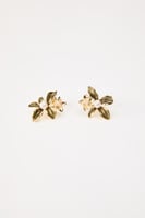 حلق وردة مزين باللؤلؤ