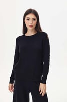 بلوزة بفتحات مزينة بالخرز