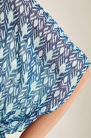 فستان بطبعات هندسية بتفاصيل لامعة