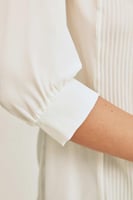 قميص بياقة كشكش وكسرات