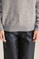 بلوزة محبوكة بتفاصيل لامعة