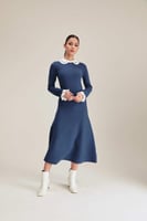 فستان محبوك بأكمام كشكش