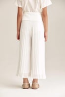 بنطلون بليسيه بقصة واسعة