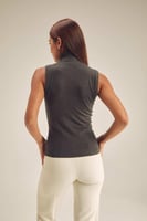 بلوزة بيسك بدون أكمام