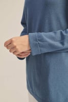 بلوزة محبوكة بقصة واسعة