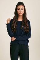 بلوزة محبوكة بقصة فضفاضة