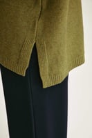 بلوزة محبوكة بقصة فضفاضة