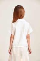 بلوزة بأكمام قصيرة مكشكشة