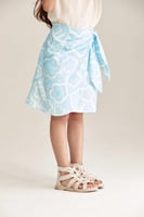 تنورة موردة مزينة بعقدة