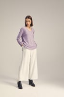 بلوزة محبوكة بقصة واسعة