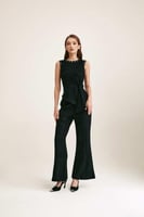 بنطلون بقصة واسعة من أسفل