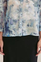 قميص شفاف مُزين بطبعات