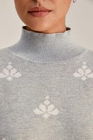 بلوزة واسعة مزينة بنقوش