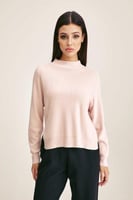 بلوزة محبوكة بياقة عالية