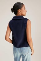 بلوزة بلا أكمام بقصة مفتوحة