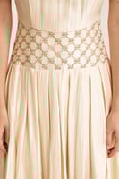 فستان بخصر مٌطرز بالورود