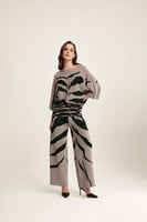 بنطلون محبوك بأرجل واسعة