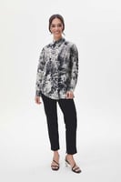 قميص واسع بنقوش موردة