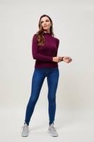 بلوزة بيسك بياقة عالية