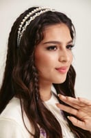 طوق شعر مزدوج مزين باللؤلؤ