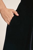 فستان مخمل بياقة كريستالات