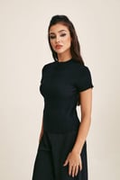 بلوزة محبوكة بأكمام قصيرة