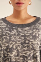 بلوزة موردة بقصة واسعة