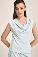 بلوزة بياقة متدلية