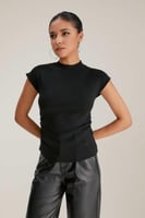 بلوزة محبوكة بتفاصيل مزمومة