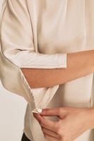 بلوزة واسعة بياقة بطيات