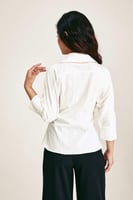 بلوزة لف مزينة باللؤلؤ