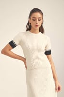 بلوزة محبوكة بأكمام قصيرة