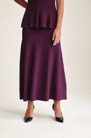 تنورة بقصة واسعة من أسفل