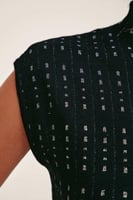 بلوزة منقطة بتفاصيل لامعة