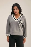 بلوزة ببروش مرصع بالكريستال