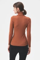 بلوزة بيسك بياقة عالية