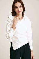 بلوزة بنمط لف بطيات