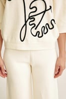 بلوزة مزينة بخيوط