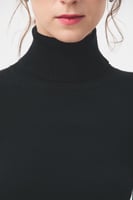 بلوزة بيسك بياقة عالية