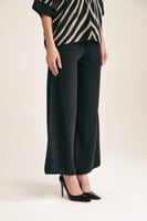 بنطلون محبوك بأرجل واسعة