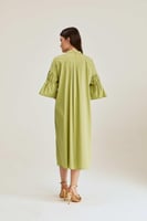 فستان واسع بتفاصيل مزمومة