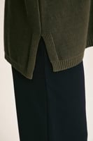 بلوزة محبوكة بقصة فضفاضة