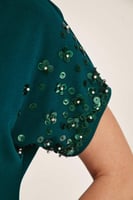 فستان بأكمام مزينة بالترتر