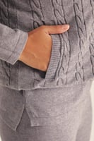 جاكيت محبوك بلا أكمام