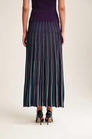 تنورة مقلمة بلمعة