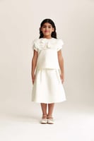 بلوزة بياقة كشكش مزينة بالخرز