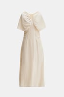 فستان بأكمام قصيرة وتفاصيل مزمومة