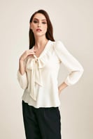 بلوزة بياقة بربطة